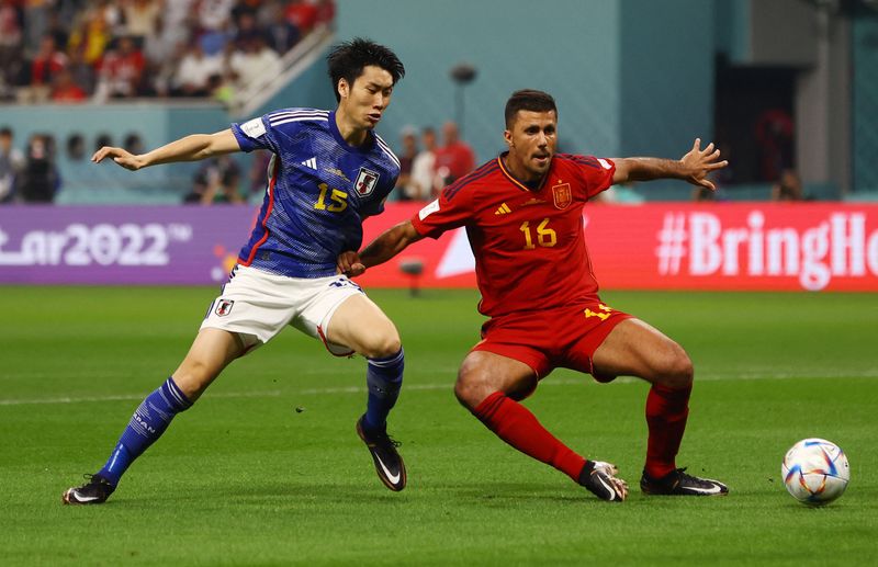 &copy; Reuters. Rodri contra japonês Kamada em partida da Copa do Mundo
01/12/2022
REUTERS/Paul Childs