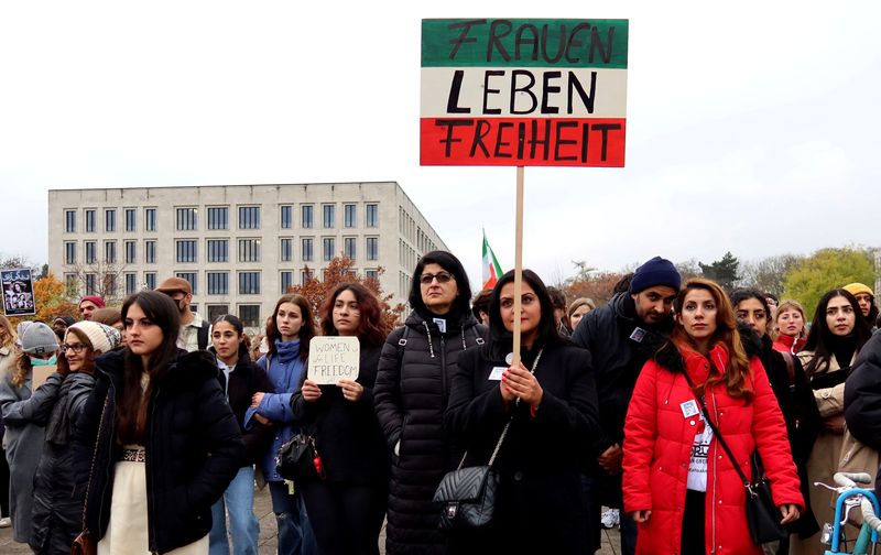 &copy; Reuters. FOTO DE ARCHIVO: Imagen referencial de manifestantes protestando tras la muerte de Mahsa Amini en Irán, en Fráncfort, Alemania. 30 de noviembre, 2022. En la pancarta se lee: "mujeres - vida - libertad". REUTERS/Tilman Blasshofer/Archivo