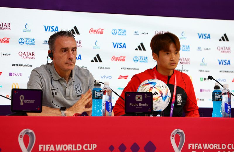 &copy; Reuters. Dic 4, 2022 
Foto del domingo del DT de Corea del Sur Paulo Bento y del futbolista Kim Jin-su en una rueda de prensa 
REUTERS/Gareth Bumstead