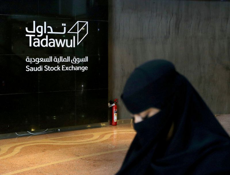 &copy; Reuters. FILE PHOTO: Saudi woman walks at the Saudi stock market (Tadawul), in Riyadh, Saudi Arabia March 9, 2020.  REUTERS/Ahmed Yosri/File Photo