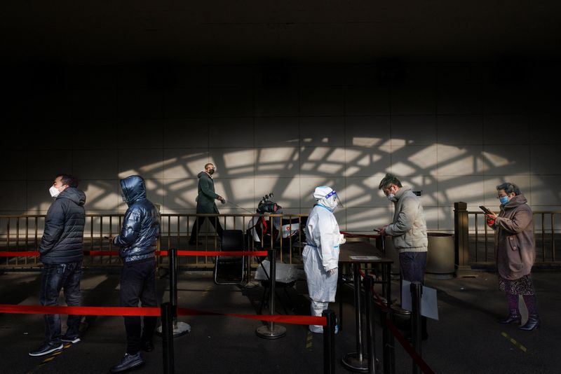 &copy; Reuters. Des personnes font la queue pour passer un test d'acide nucléique alors que l'épidémies de coronavirus (COVID-19) se poursuit à Pékin. /Photo prise le 4 décembre 2022/REUTERS/Thomas Peter