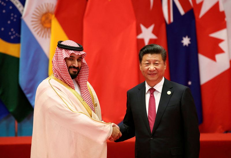 &copy; Reuters. ولي العهد السعودي الأمير محمد بن سلمان (الى اليسار) والزعيم الصيني شي جين بينغ في صورة من أرشيف رويترز.