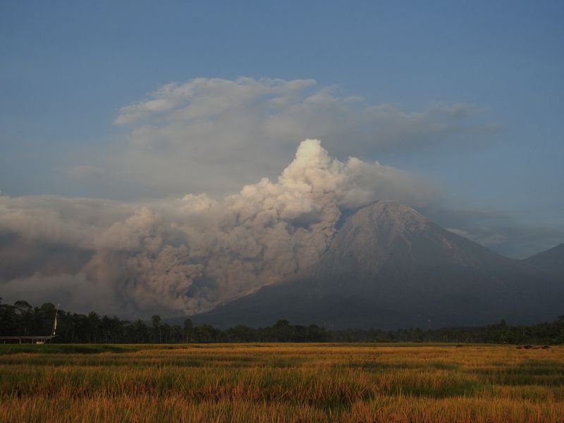 © Reuters. Mount Semeru volcano spews volcanic ash during an eruption as seen from Candipuro in Lumajang, East Java province, Indonesia, December 4, 2022, in this photo taken by Antara Foto. Antara Foto/Iwan/ via REUTERS