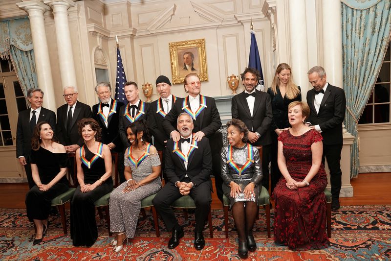 &copy; Reuters. Bono, de U2, y el actor George Clooney se ríen durante una foto de grupo durante la recepción para los homenajeados del Centro Kennedy antes de la gala oficial en el Departamento de Estado en Washington, D.C., Estados Unidos. 3 de diciembre de 2022. REU