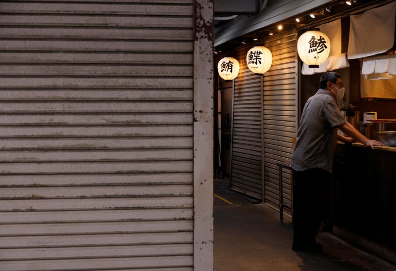 &copy; Reuters. FOTO DE ARCHIVO: Un hombre se encuentra en un restaurante de tempura en el Mercado Exterior de Tsukiji en Tokio