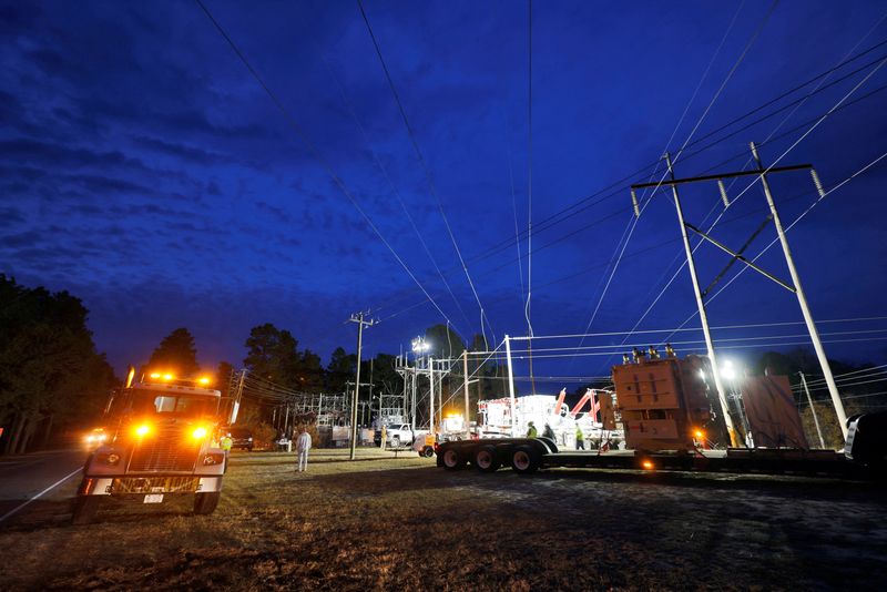 © Reuters. Duke Energy personnel work to restore power at a crippled electrical substation that the workers said was hit by gunfire after the Moore County Sheriff said that vandalism caused a mass power outage, in Carthage, North Carolina, U.S. December 4, 2022.  REUTERS/Jonathan Drake