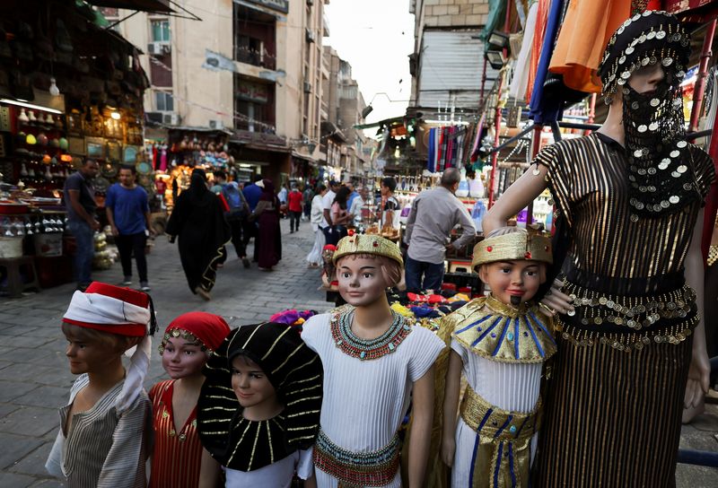 &copy; Reuters. Handmade traditional souvenir clothes are displayed for selling at a popular tourist area in the Khan el-Khalili market, at al-Hussein and Al-Azhar districts in old Islamic Cairo, Egypt May 22, 2022. REUTERS/Amr Abdallah Dalsh/Files
