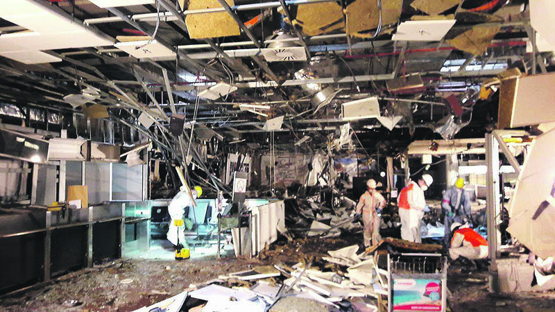 &copy; Reuters. منظر عام لآثار الدمار داخل صالة المغادرة بمطار زافينتيم في بروكسل عام 2016 في صورة حصلت عليها رويترز من صحيفة هيت نيوزبلاد البلجيكية. صورة تست