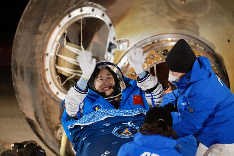 © Reuters. Astronaut Liu Yang waves as she is out of a return capsule of the Shenzhou-14 spacecraft, following a six-month mission on China's space station, at the Dongfeng landing site in Inner Mongolia Autonomous Region, China December 4, 2022. China Daily via REUTERS  