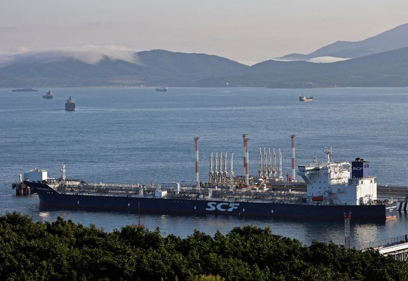 &copy; Reuters. La petroliera Vladimir Arsenyev presso il terminal petrolifero Kozmino, sulla riva della baia di Nakhodka, Russia, 12 agosto 2022. REUTERS/Tatiana Meel//File Photo