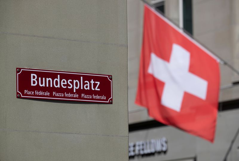 &copy; Reuters. FOTO DE ARCHIVO. Una bandera nacional suiza ondea detrás de una señal que marca la plaza Bundesplatz en Berna, Suiza. 2 de mayo de 2022. REUTERS/Arnd Wiegmann