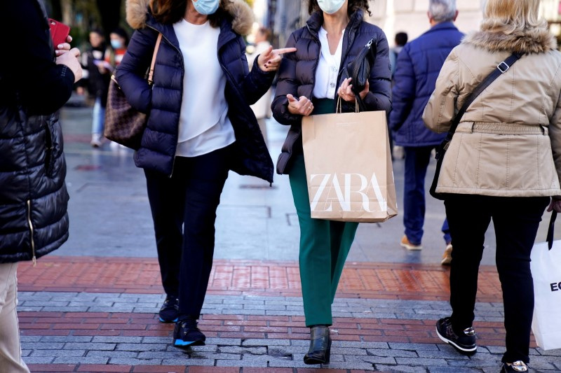 &copy; Reuters. FOTO DE ARCHIVO. Una compradora lleva bolsas de la tienda de ropa Zara, del grupo español Inditex, en Bilbao, España. 30 de noviembre de 2021. REUTERS/Vincent West