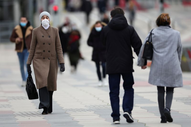 &copy; Reuters. Photo des gens qui marchent dans le quartier financier et d'affaires de La Défense à Courbevoie. /Photo prise le 31 janvier 2022 à Courbevoie, France/REUTERS/Sarah Meyssonnier