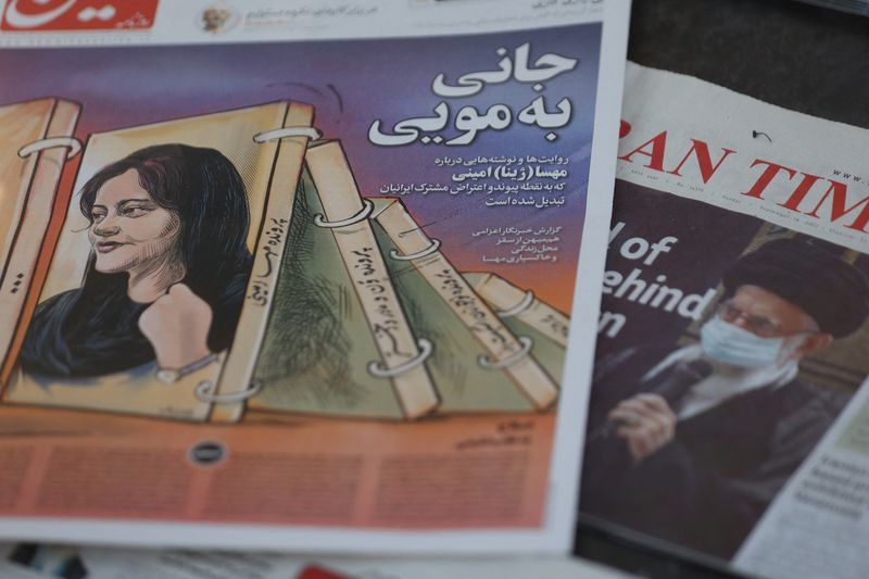 &copy; Reuters. A newspaper with a cover picture of Mahsa Amini, a woman who died after being arrested by the Islamic republic's "morality police" is seen in Tehran, Iran September 18, 2022. Majid Asgaripour/WANA (West Asia News Agency) via REUTERS/File Photo