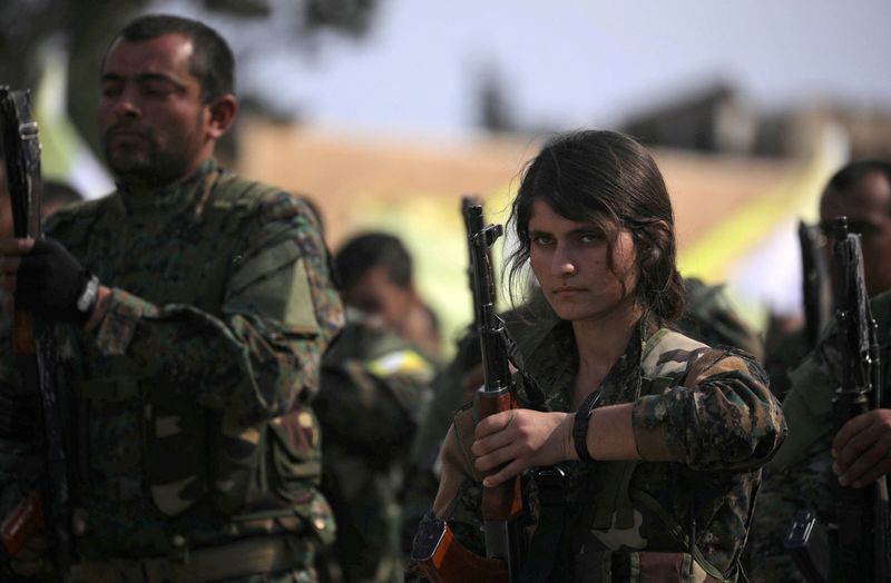 &copy; Reuters. مقاتلون من قوات سوريا الديمقراطية يحملون الأسلحة في دير الزور بصورة من أرشيف رويترز.
