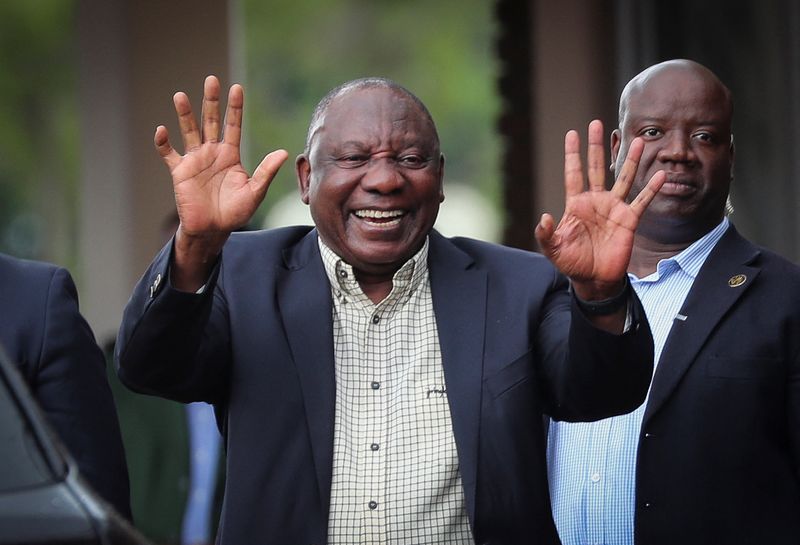 © Reuters. South African President Cyril Ramaphosa leaves the African National Congress (ANC) National Executive Committee meeting in Johannesburg, South Africa, December 5, 2022. REUTERS/Sumaya Hisham