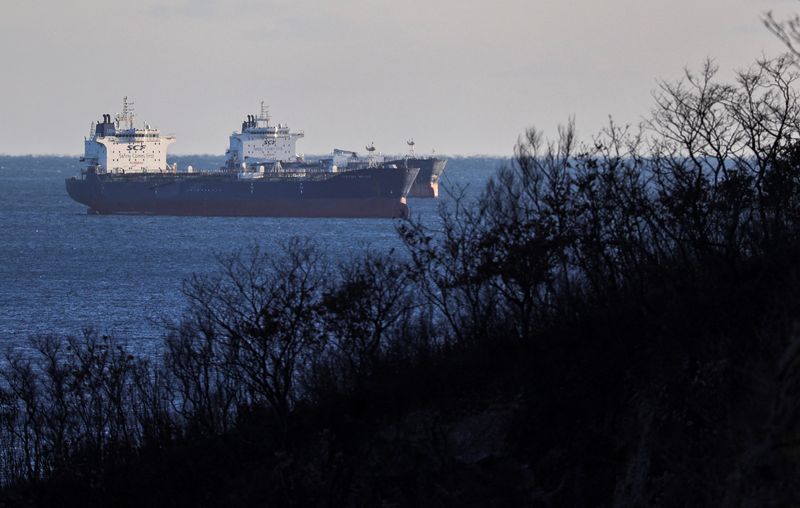 &copy; Reuters. FOTO DE ARCHIVO: Petroleros anclados en la bahía de Najodka, Rusia, el 4 de diciembre de 2022.REUTERS/Tatiana Meel