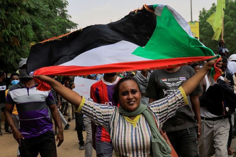 &copy; Reuters. محتجون سودانيون خلال مسيرة ضد الحكم العسكري في الخرطوم يوم 31 يوليو تموز 2022. تصوير: محمد نور الدين عبد الله-رويترز.
