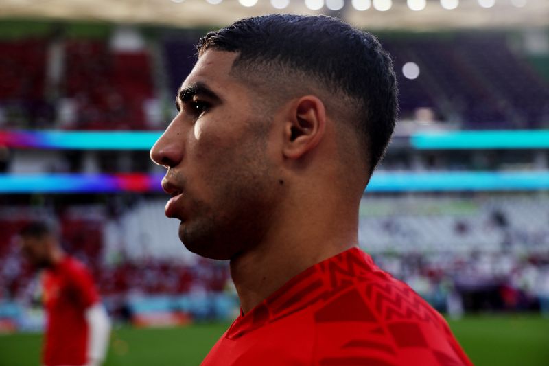 &copy; Reuters. Achraf Hakimi, da seleção de Marrocos, durante aquecimento antes de partida contra a Bélgica pela Copa do Mundo do Catar
27/11/2022 REUTERS/Amr Abdallah Dalsh