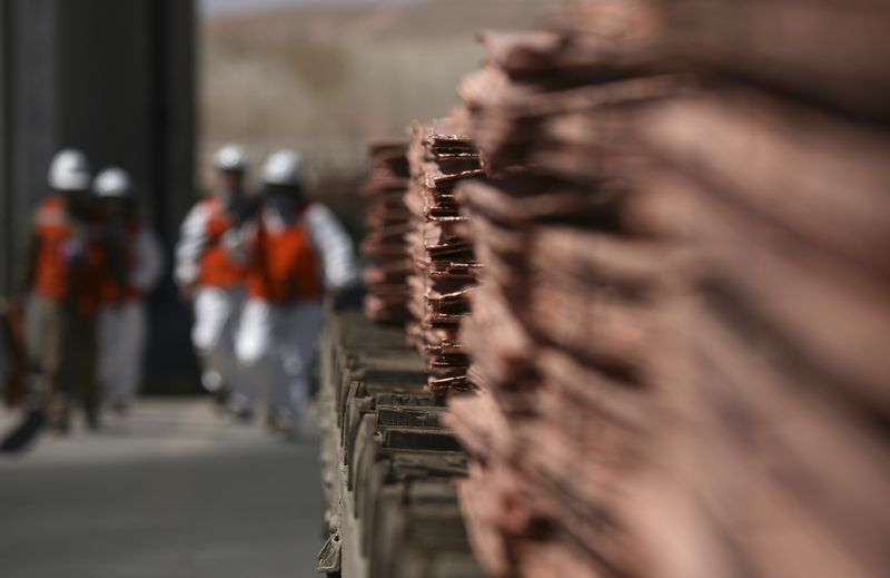 &copy; Reuters. FOTO DE ARCHIVO. Cátodos de cobre en una planta de la mina Escondida, cerca de Antofagasta, Chile