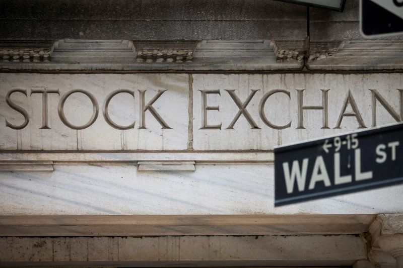 &copy; Reuters. Photo d'archives d'un panneau indiquant Wall Street à l'extérieur de la Bourse à New York. /Photo prise le 15 novembre 2022 à New York City, États-Unis/REUTERS/Brendan McDermid
