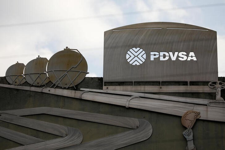 &copy; Reuters. FOTO DE ARCHIVO REFERENCIAL. Recortes que representan imágenes de operaciones petroleras afuera de un edificio de la petrolera estatal venezolana PDVSA en Caracas, Venezuela
