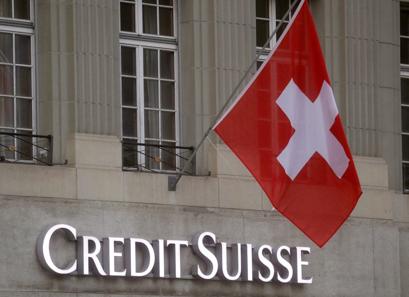 &copy; Reuters. Bandeira nacional da Suíça tremula acima do logotipo do banco Credit Suisse em frente a uma filial em Berna, Suíça. 29/11/2022. REUTERS/Arnd Wiegmann