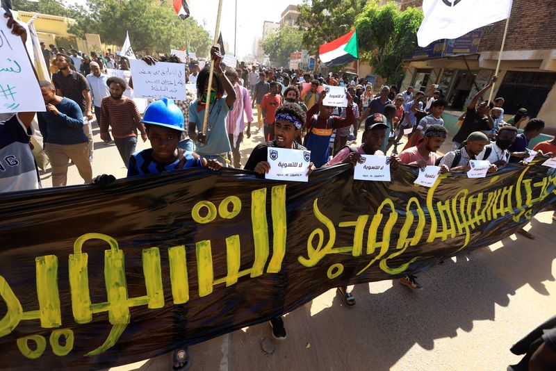 © Reuters. محتجون يشاركون في مسيرة ضد توقيع الاتفاق الإطاري في الخرطوم يوم الاثنين. تصوير: محمد نور الدين عبد الله - رويترز.