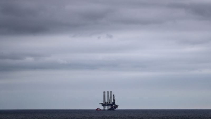 &copy; Reuters. FILE PHOTO: An oil platform operated by Lukoil company is seen at the Korchagina oil field in Caspian Sea, Russia October 17, 2018. Picture taken October 17, 2018. REUTERS/Maxim Shemetov