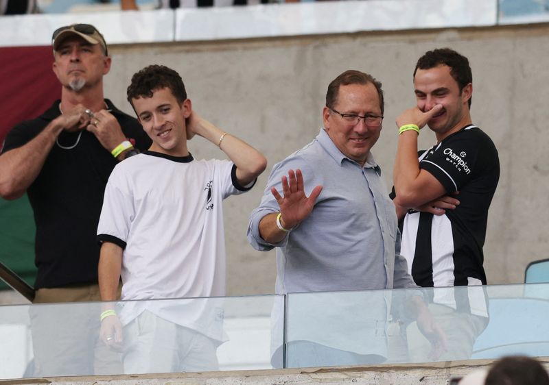 &copy; Reuters. Investidor norte-americano John Textor antes de partida entre Botafogo e Fluminense pelo Campeonato Brasileiro no Maracanã
23/10/2022 REUTERS/Sergio Moraes