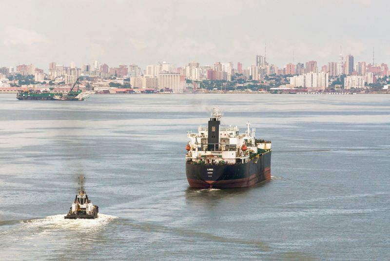 &copy; Reuters. FILE PHOTO: An oil tanker sails on Lake Maracaibo, in Cabimas, Venezuela October 14, 2022. REUTERS/Issac Urrutia