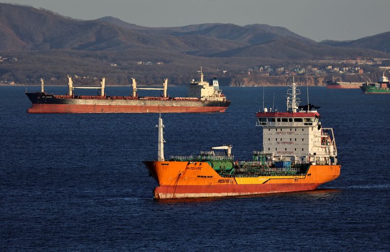 &copy; Reuters. FILE PHOTO: The crude oil tanker RN Polaris and a bulk carrier sail in Nakhodka Bay near the port city of Nakhodka, Russia, December 4, 2022. REUTERS/Tatiana Meel/File Photo