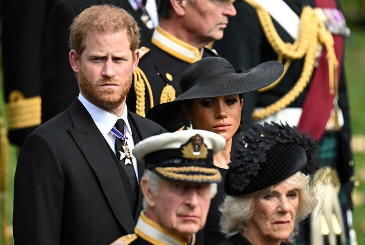 &copy; Reuters. Foto del príncipe Enrique y Meghan junto al Rey Carlos y la Reina Camilla en el funeral de la Reina Isabel en Londres 
 Sep 19, 2022 REUTERS/Toby Melville  