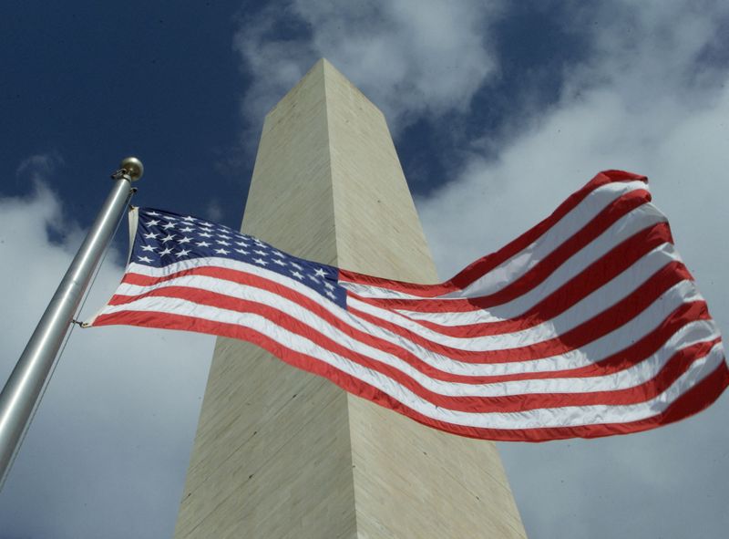 &copy; Reuters. Le drapeau américain flottant devant le Washington Monument à Washington. /Photo d'archives/REUTERS/Molly Riley