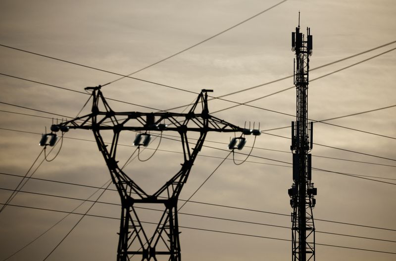 &copy; Reuters. FOTO DE ARCHIVO: Un poste de telefónia móvil tras una torre de alta tensión en Rezé, Francia, el 14 de noviembre de 2022. REUTERS/Stéphane Mahé
