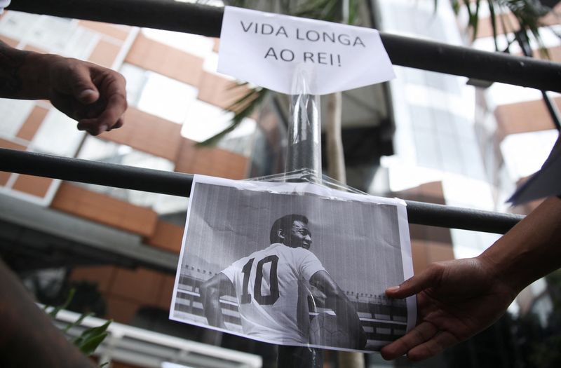 &copy; Reuters. Torcedores do Santos fazem vigília por recuperação de Pelé do lado de fora do Hospital Albert Einstein, em São Paulo
04/12/2022
REUTERS/Carla Carniel