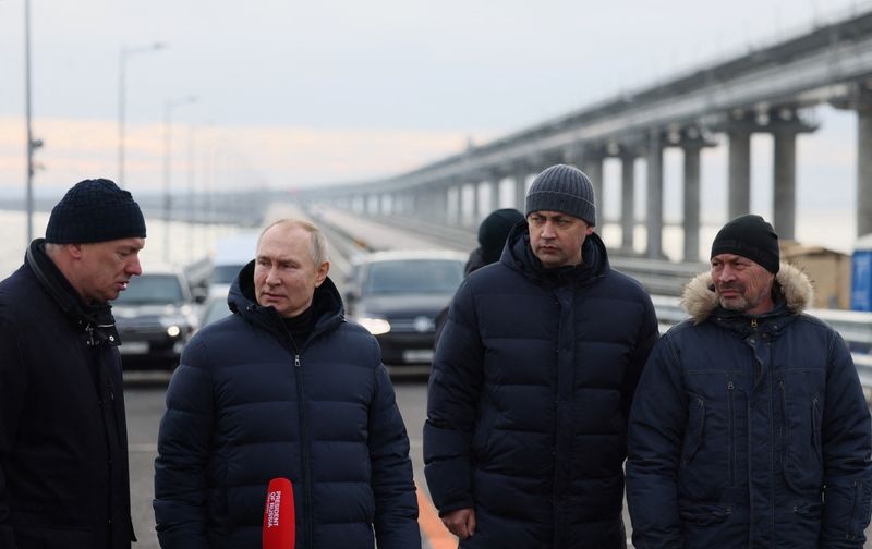 Poutine se rend sur le pont de Crimée au volant d'une Mercedes