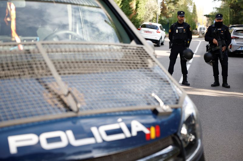 &copy; Reuters. FOTO DE ARCHIVO: Dos agentes y un furgón de la Policía Nacional española frente a la embajada de Ucrania en Madrid, España, el 30 de noviembre de 2022. REUTERS/Juan Medina