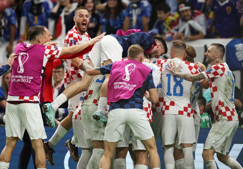 &copy; Reuters. لاعبو منتخب كرواتيا يحتفلون عقب الفوز في مباراتهم أمام منتخب اليابان خلال كأس العالم لكرة القدم بقطر يوم الاثنين. تصوير: ماركو جوريكا - رويت