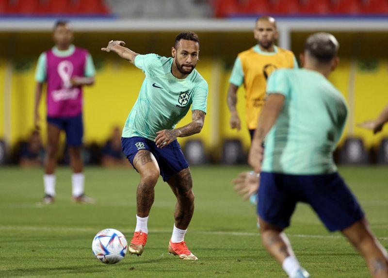 &copy; Reuters. Neymar durante treino com a seleção brasileira na Copa do Mundo do Catar
04/12/2022 REUTERS/Pedro Nunes