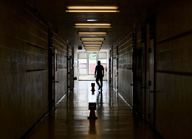 &copy; Reuters. FILE PHOTO: A teacher walks the divided hallways at Hunter's Glen Junior Public School, part of the Toronto District School Board (TDSB), in Scarborough, Ontario, Canada September 14, 2020.Nathan Denette/Pool via REUTERS/File Photo