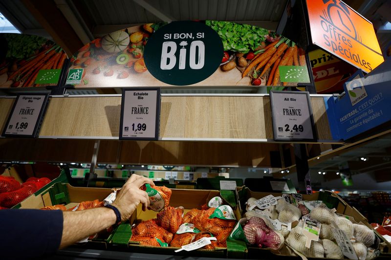 &copy; Reuters. A customer shops organic products at the Bio foods in a Lidl supermarket in Gattieres near Nice, France, December 2, 2022.     REUTERS/Eric Gaillard/File Photo