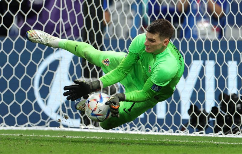 &copy; Reuters. Goleiro croata Dominik Livakovic defende pênalti cobrado por japonês Takumi Minamino
05/12/2022
REUTERS/Marko Djurica