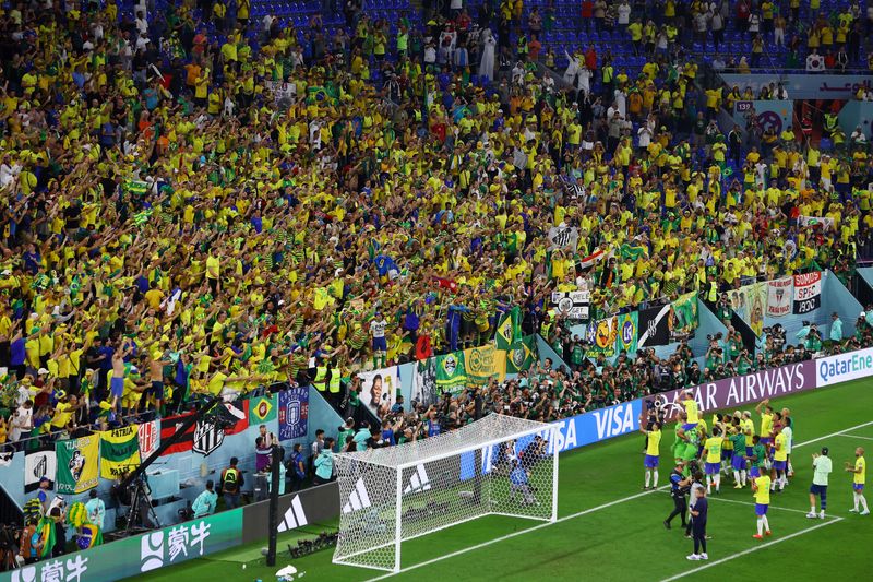 &copy; Reuters. لاعبو ومشجعو البرازيل يحتفلون بعد مباراة البرازيل  أمام كوريا الجنوبية في كأس العالم لكرة القدم في قطر يوم الاثنين. تصوير: بول تشايلدز - رويت