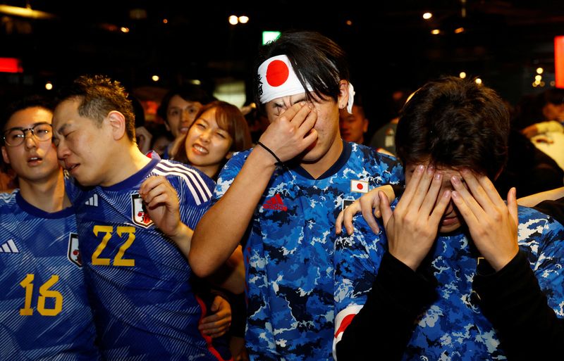 &copy; Reuters. مشجعو اليابان يبكون أثناء مشاهدة مباراة منتخب اليابان أمام كرواتيا في كأس العالم لكرة القدم في طوكيو يوم الاثنين. تصوير: كيم كيونغ هون - رويت