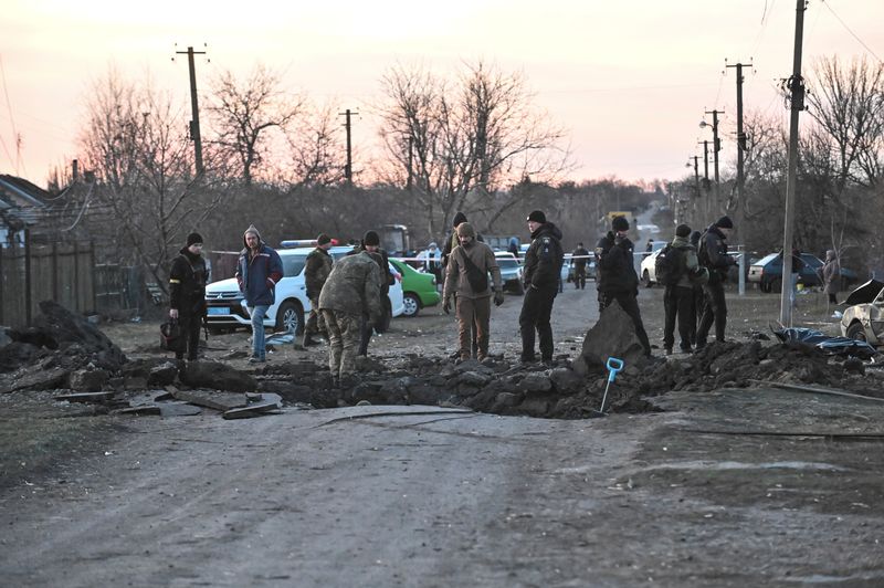 &copy; Reuters. ウクライナ各地でロシア軍による新たなミサイル攻撃があり、大規模な停電が発生した。５日、ロシア軍のミサイル攻撃を受けたウクライナ・ザポロジエ州で撮影（２０２２年　ロイター/Dm
