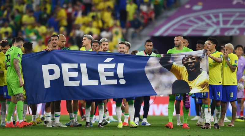 &copy; Reuters. Jogadores do Brasil homenageiam Pelé em campo após vitória sobre a Coreia do Sul
05/12/2022
REUTERS/Annegret Hilse