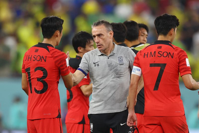 &copy; Reuters. Técnico Paulo Bento cumprimenta jogadores da seleção da Coreia do Sul após derrota para o Brasil por 4 x 1
05/12/2022
REUTERS/Kai Pfaffenbach