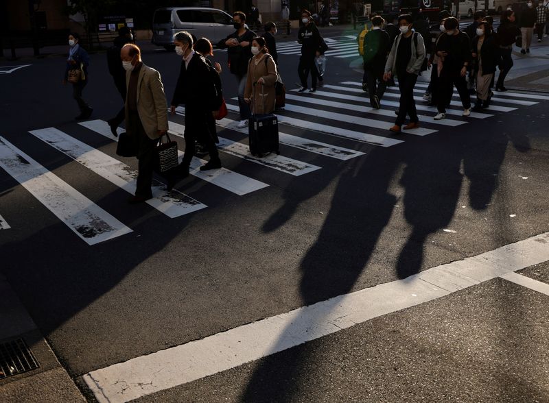 &copy; Reuters. 　１２月６日、厚生労働省が公表した１０月の毎月勤労統計（速報）によると、実質賃金は前年比２．６％低下し、７カ月連続の減少となった。都内で１０月撮影（２０２２年　ロイター/Ki