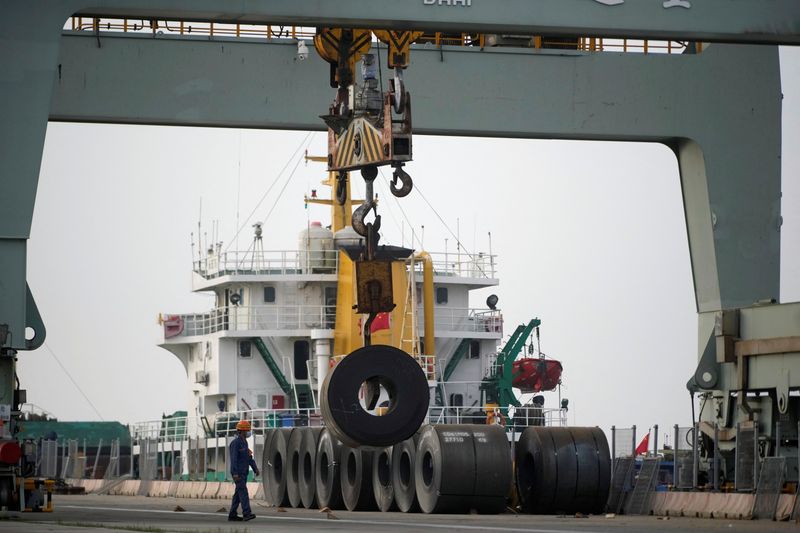 &copy; Reuters.  １２月５日、米国と欧州連合（ＥＵ）は、二酸化炭素排出量削減への取り組みの一環として、中国製の鉄鋼・アルミニウムに新たな関税を課すことを検討していると、ブルームバーグ・ニ